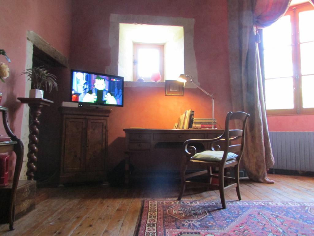 Chateau De La Roche Martel Bed and Breakfast Roiffé Kamer foto
