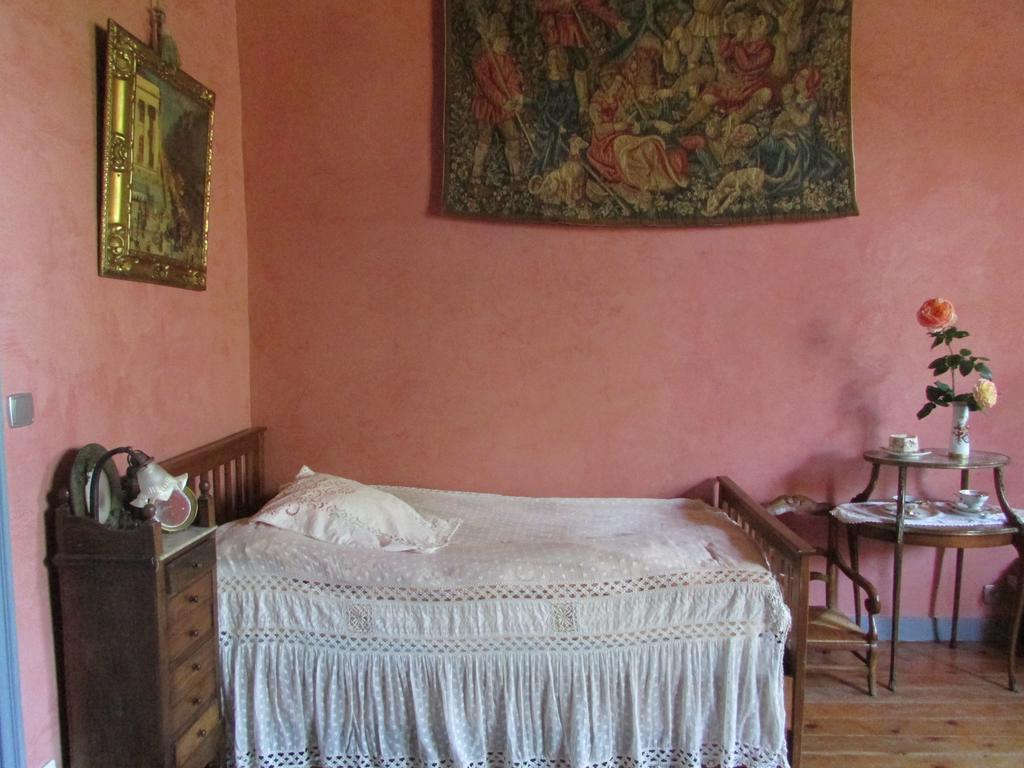 Chateau De La Roche Martel Bed and Breakfast Roiffé Kamer foto