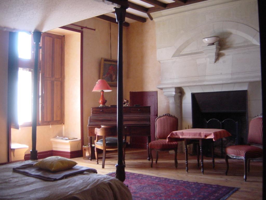 Chateau De La Roche Martel Bed and Breakfast Roiffé Kamer foto