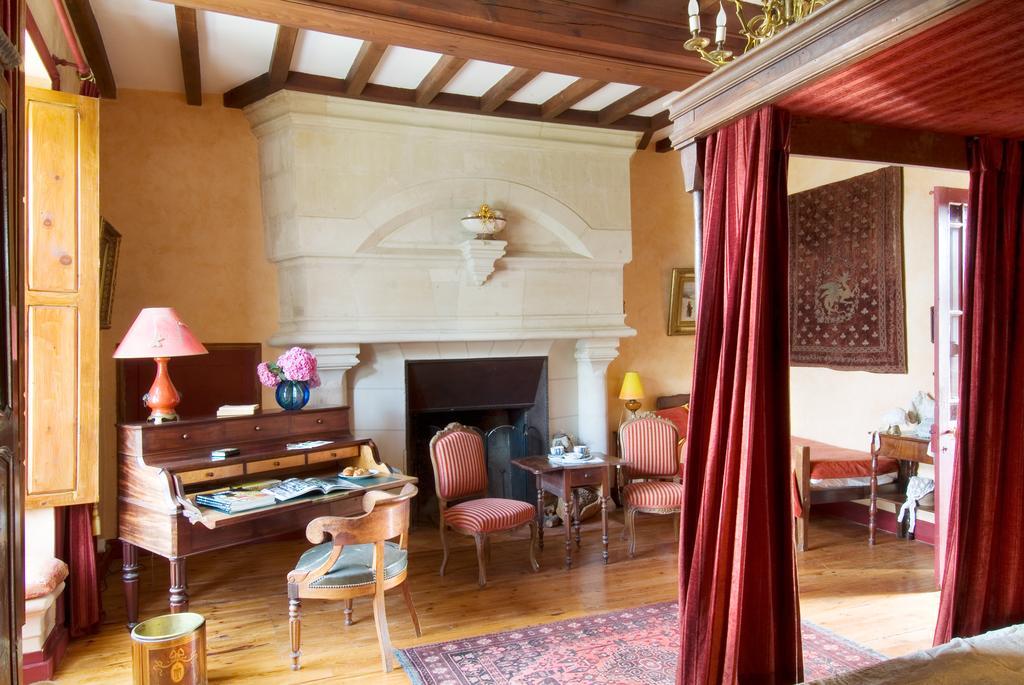 Chateau De La Roche Martel Bed and Breakfast Roiffé Kamer foto